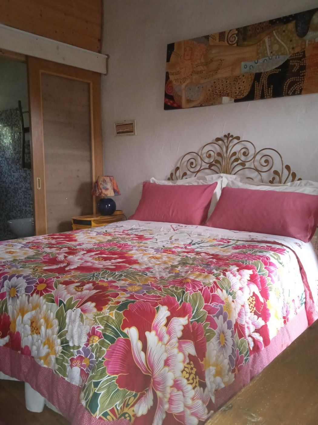 Il letto con il copriletto a fiori