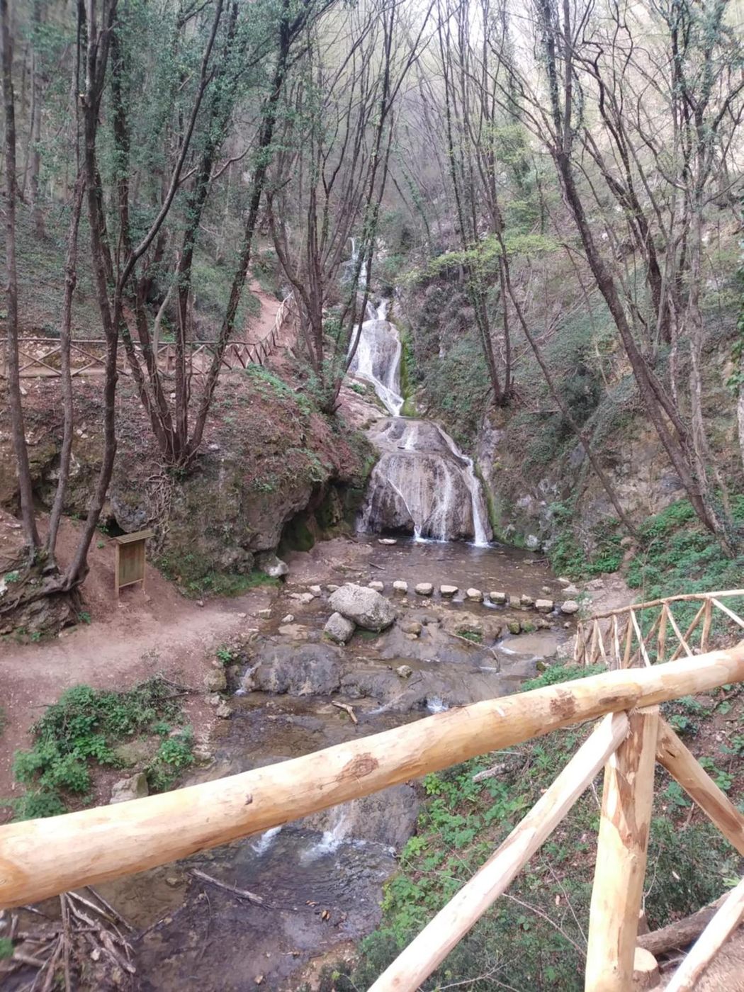 Una piccola cascata nel bosco lungo il sentiero