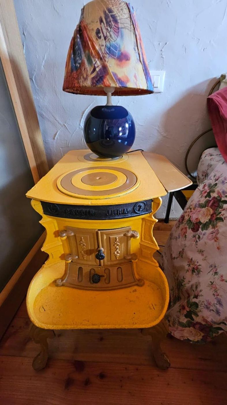 Il comodino giallo dipinto