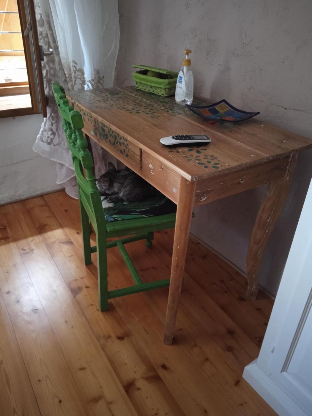 Lo scrittoio in legno con la sedia verde