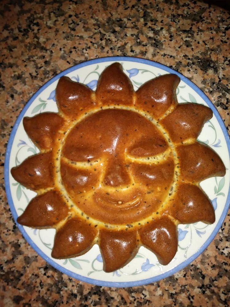 Una brioche a forma di sole con la faccia sorridente